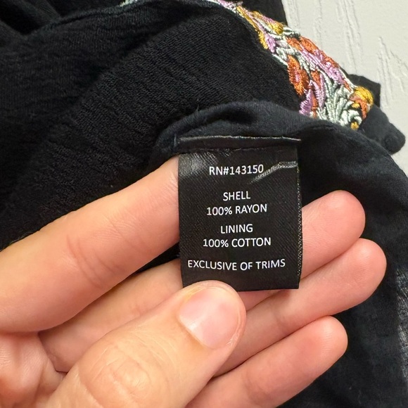 NWT Chloe Oliver “Gia” 2 Piece Set W/ Embroidery Size Small - Picture 3 of 7